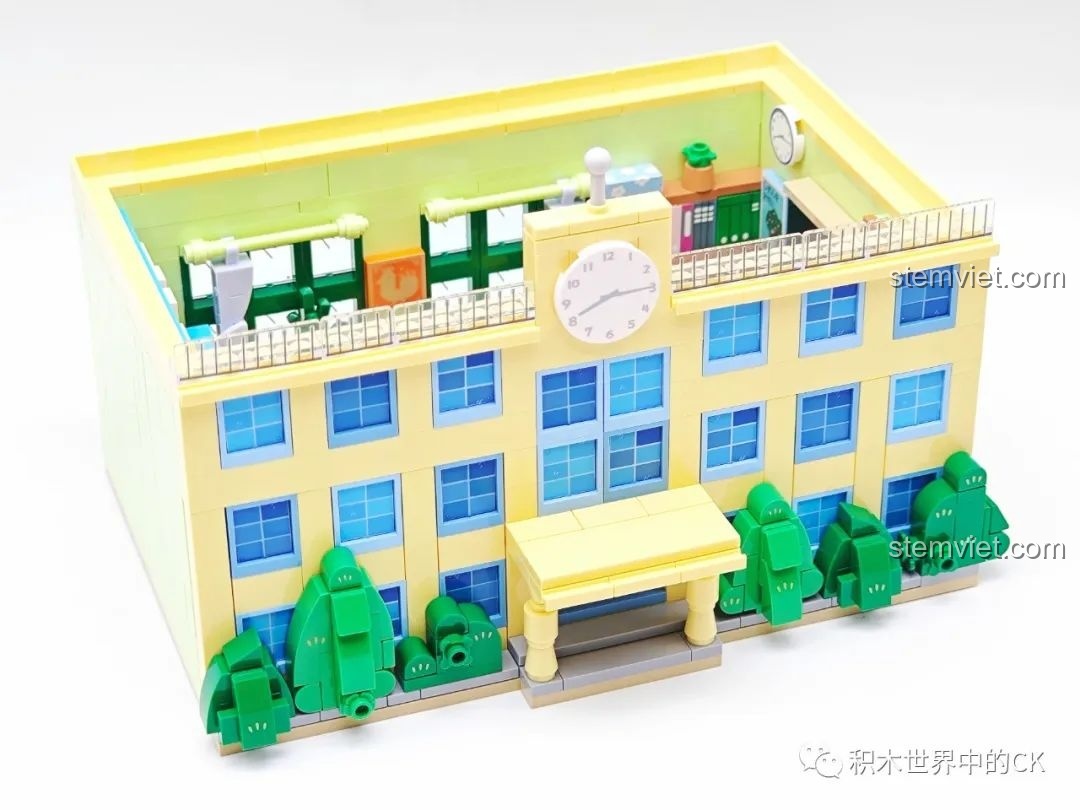 Mô hình Ngôi trường của Maruko Wekki 516412 đang được lắp ráp, phần mặt tiền trường học đã hoàn thiện.