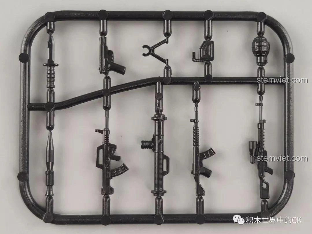 Khung chứa các loại vũ khí cầm tay đi kèm bộ Winner 5100 Robot Kẻ Cướp Bóc, bao gồm súng và lựu đạn.