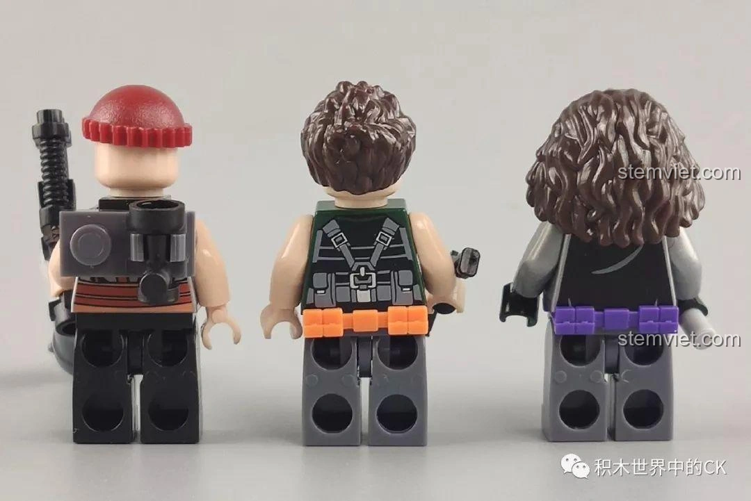 Mặt sau của ba minifigure Winner 5100 Robot Kẻ Cướp Bóc, thể hiện chi tiết in ấn và phụ kiện.