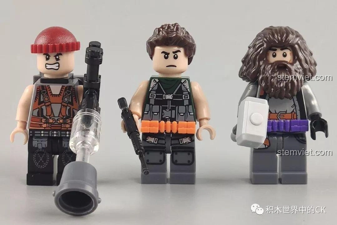 Ba minifigure đi kèm bộ Winner 5100 Robot Chiến Đấu Kẻ Cướp Bóc với thiết kế độc đáo và phụ kiện.