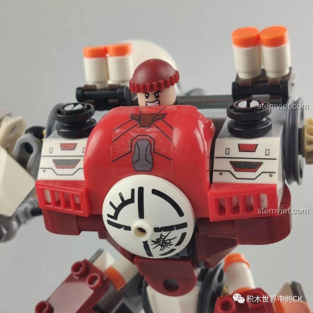 Khớp vai của Winner 5100 Robot Kẻ Cướp Bóc với pháo nhỏ có thể cử động linh hoạt.