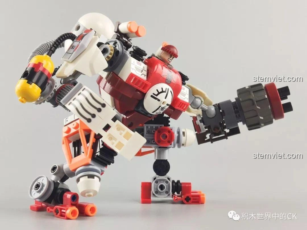 Hình ảnh minh họa câu hỏi về cốt truyện series Sharp Arrows Action và sự xuất hiện của mech.