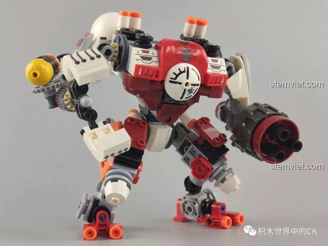 Chi tiết phần ngực của Winner 5100 Robot Kẻ Cướp Bóc với miếng ghép tròn in ấn biểu tượng mạng nhện.