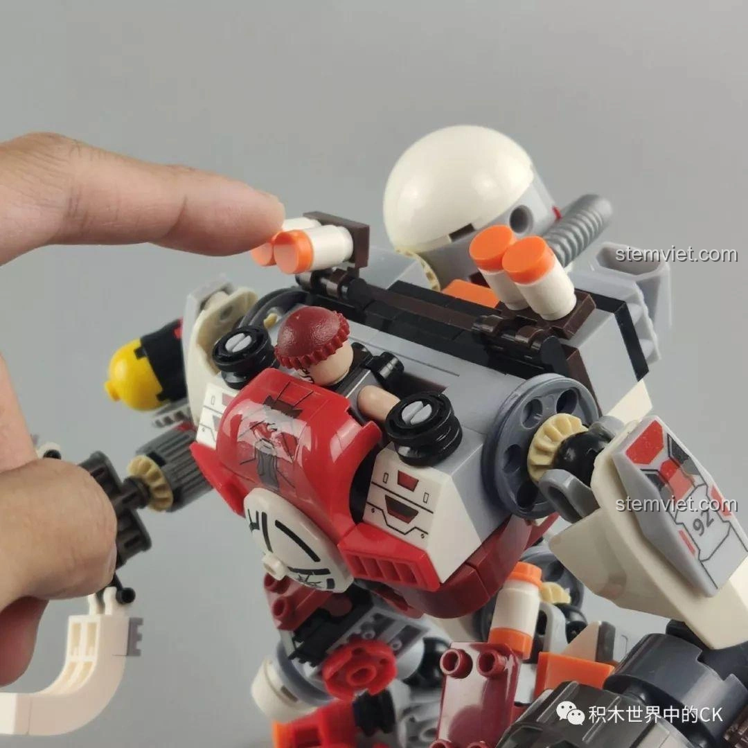 Chi tiết các ống dẫn phía sau lưng của Winner 5100 Robot Kẻ Cướp Bóc, tạo vẻ ngoài công nghệ.