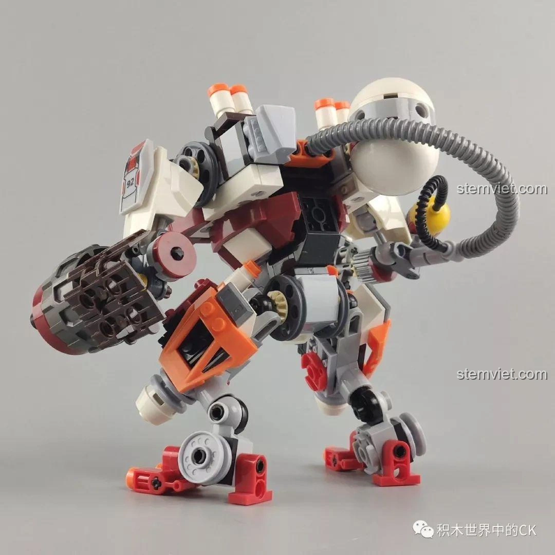 Góc nghiêng phải của Winner 5100 Robot Kẻ Cướp Bóc, thể hiện cánh tay kìm lớn và ống nối.