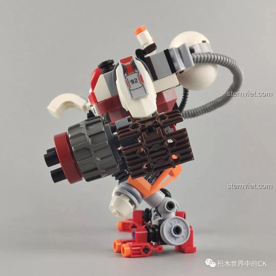 Góc nghiêng trái của Winner 5100 Robot Kẻ Cướp Bóc, khoe cánh tay pháo tích hợp.