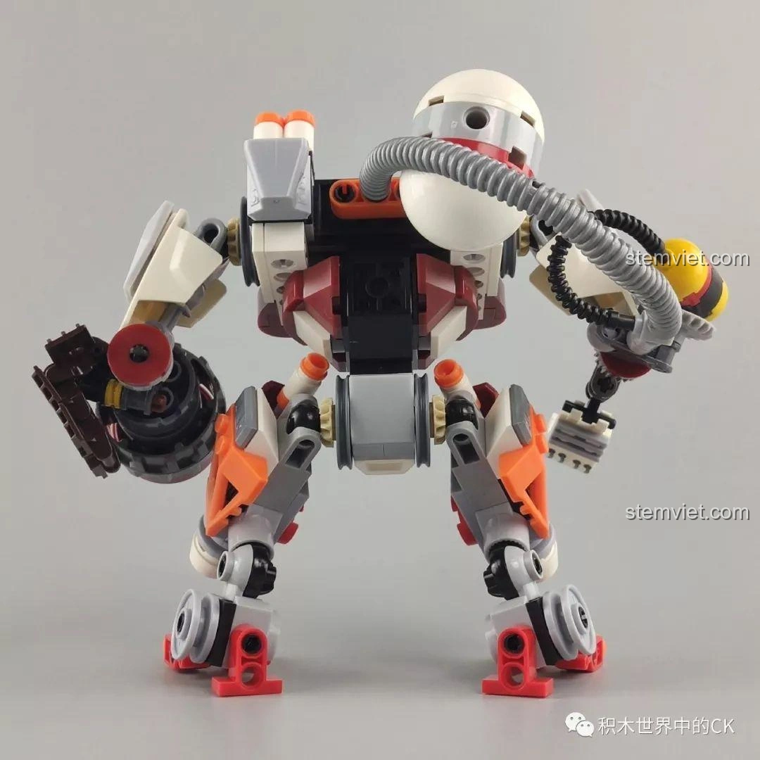 Góc sau nghiêng của Winner 5100 Robot Kẻ Cướp Bóc, chi tiết ống dẫn và bình khí.