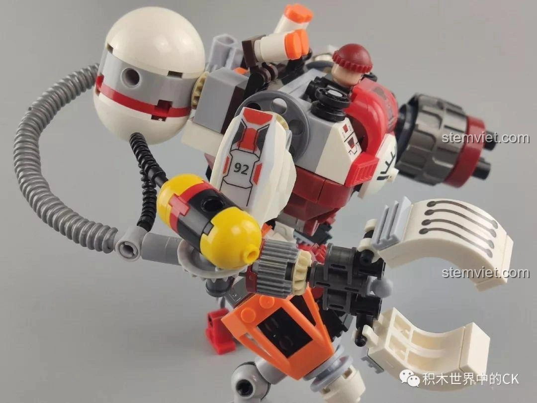 Khớp eo của Winner 5100 Robot Kẻ Cướp Bóc bị lỏng, ảnh hưởng đến khả năng tạo dáng.