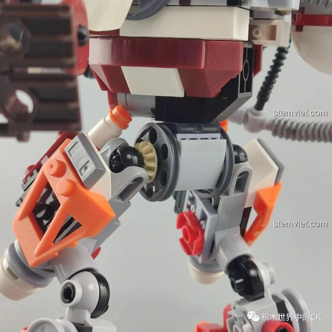 Khớp gối của Winner 5100 Robot Kẻ Cướp Bóc cho phép gập mở, tăng khả năng tạo dáng.