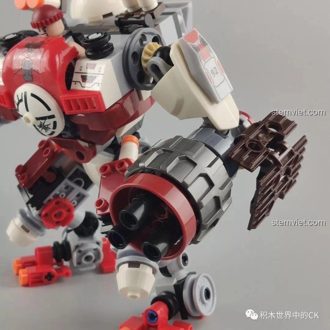 Khớp tay của Winner 5100 Robot Kẻ Cướp Bóc có thể cử động linh hoạt, tạo nhiều tư thế.