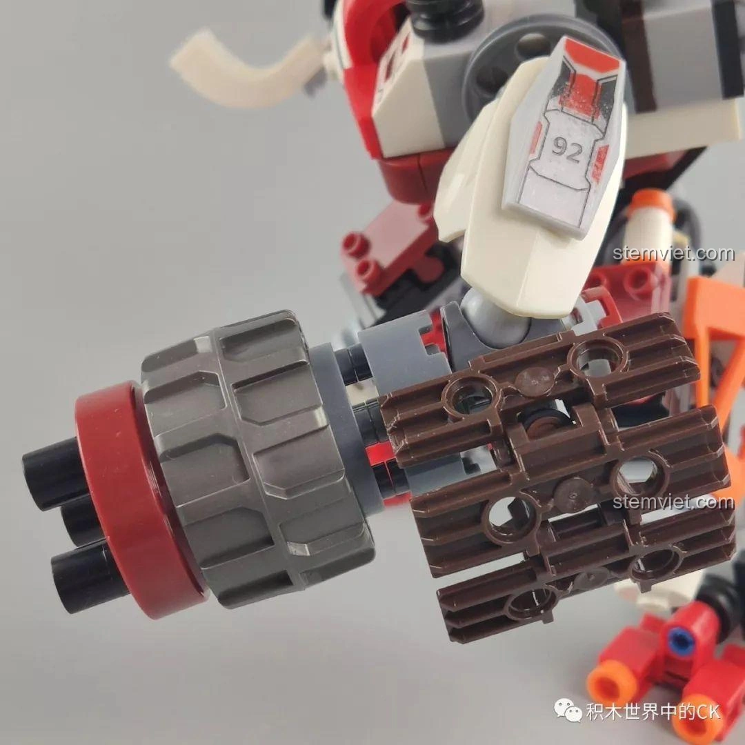 Cận cảnh kìm lớn trên cánh tay phải của Winner 5100 Robot Kẻ Cướp Bóc có thể mở ra đóng vào.