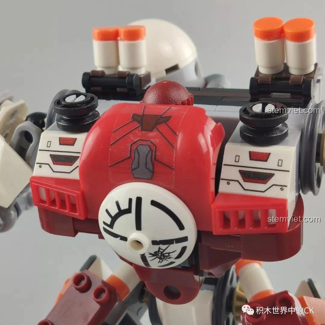 Minifigure đứng trong buồng lái của Winner 5100 Robot Kẻ Cướp Bóc, lộ rõ phần đầu.