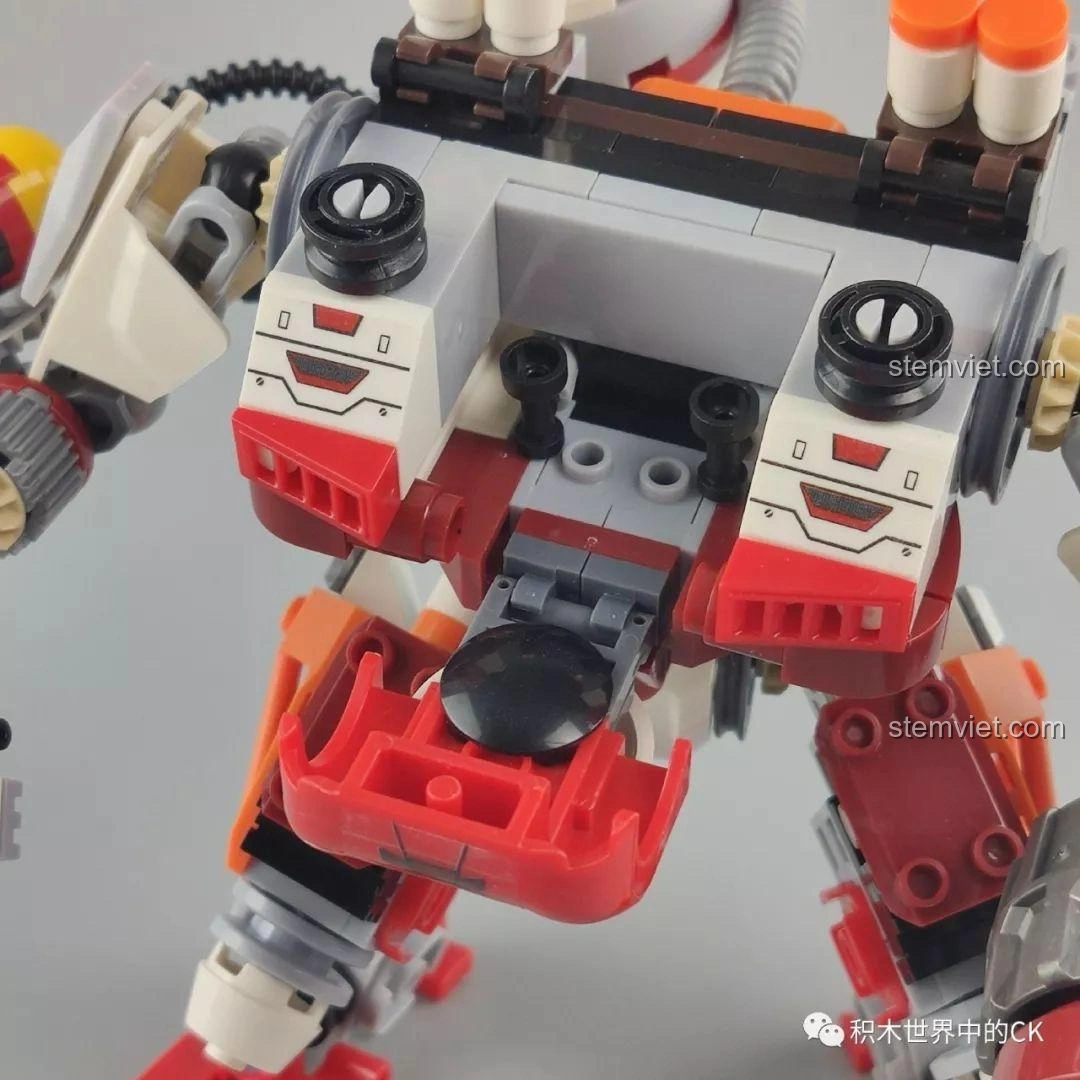 Minifigure ngồi trong buồng lái của Winner 5100 Robot Kẻ Cướp Bóc, chỉ lộ phần mũ.