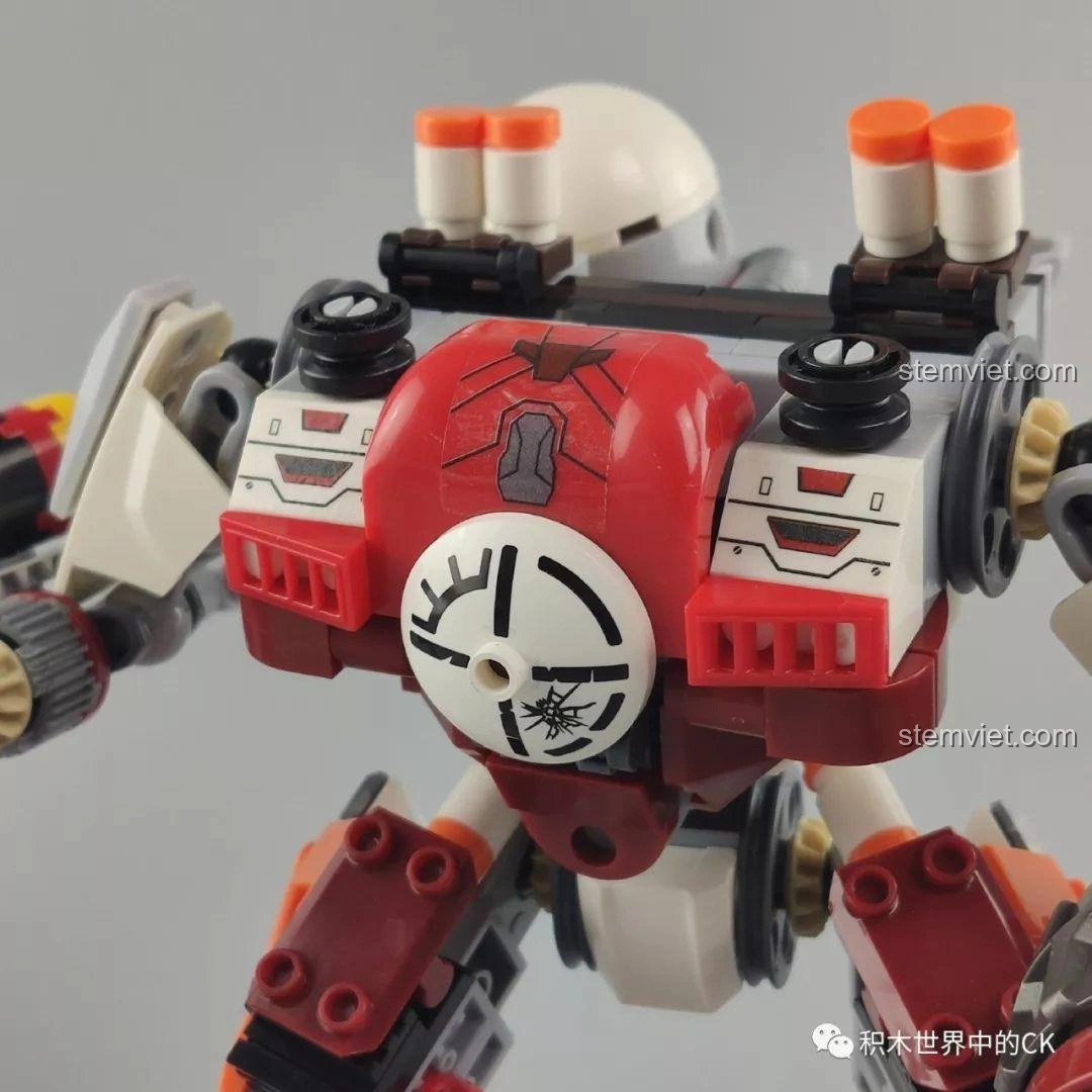 Buồng lái của Winner 5100 Robot Kẻ Cướp Bóc mở ra, sẵn sàng đặt minifigure vào bên trong.