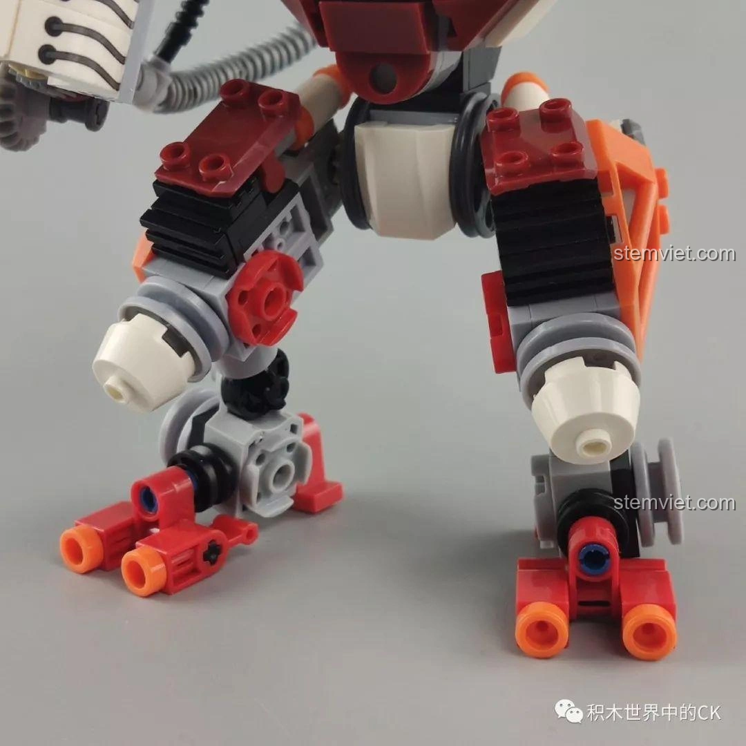 Winner 5100 Robot Kẻ Cướp Bóc trong tư thế chiến đấu, thể hiện khả năng tạo dáng.