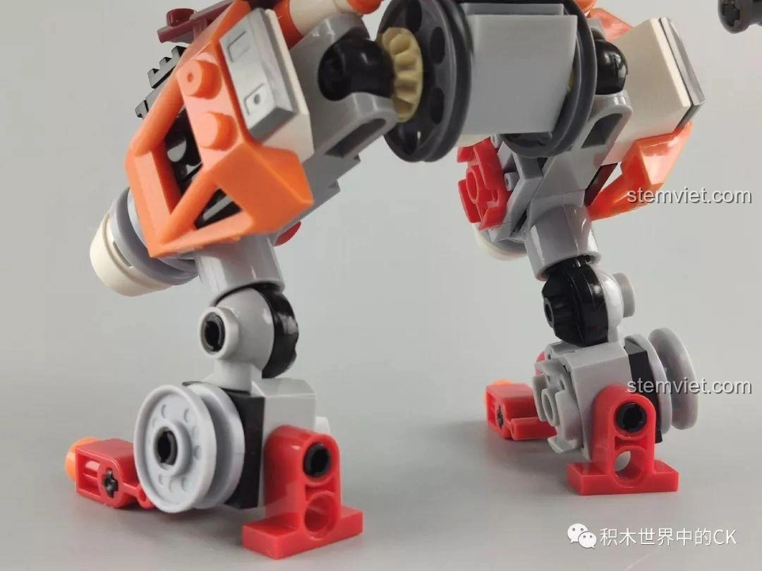 Winner 5100 Robot Kẻ Cướp Bóc tạo dáng hành động, dù khớp eo hơi lỏng vẫn có thể tạo được.