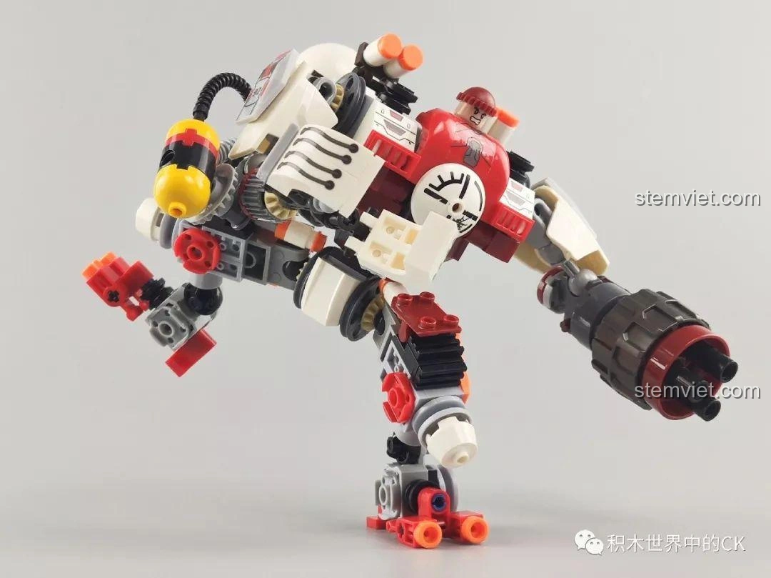 Mô hình Winner 5100 Robot Kẻ Cướp Bóc cùng ba minifigure và xe mô tô, tạo cảnh chiến đấu.