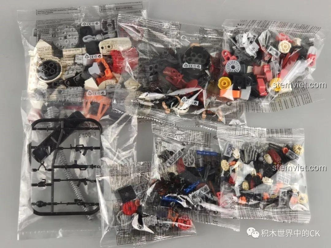 Các túi linh kiện của bộ lắp ráp Winner 5100 Robot Chiến Đấu Kẻ Cướp Bóc, không phân loại theo bước.