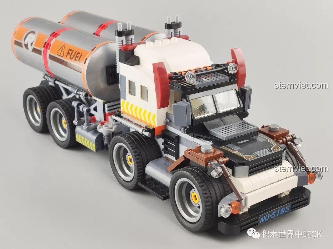 Cận cảnh ống xả kép của mô hình xe Jeep quân sự trong bộ Winner 5105 Căn Cứ Dầu Mỏ, chi tiết nhỏ tăng tính chân thực.