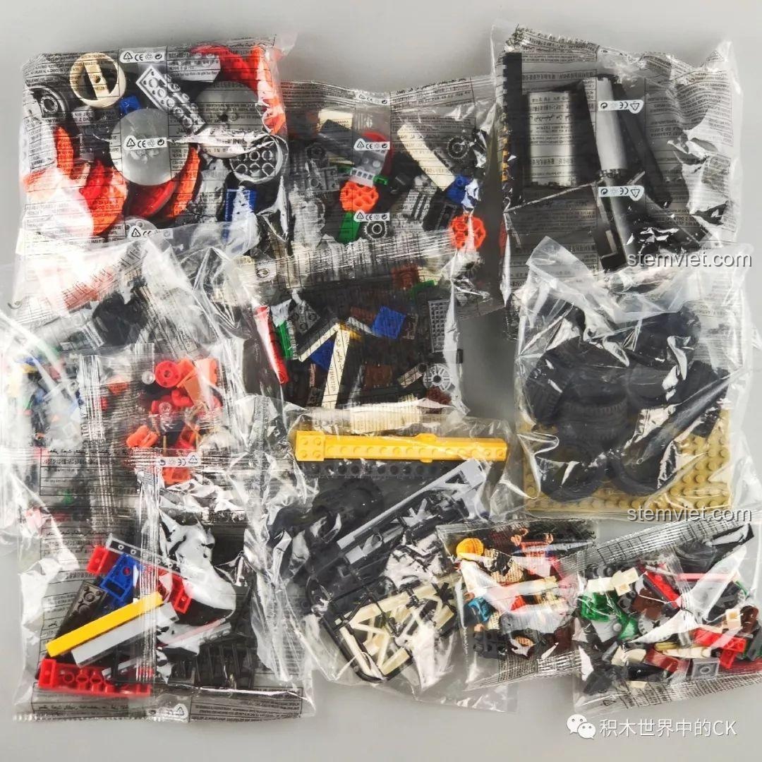 Tất cả các túi mảnh ghép của bộ đồ chơi lắp ráp Winner 5105 Căn Cứ Dầu Mỏ được trải ra, cho thấy sự phong phú về chi tiết và màu sắc.