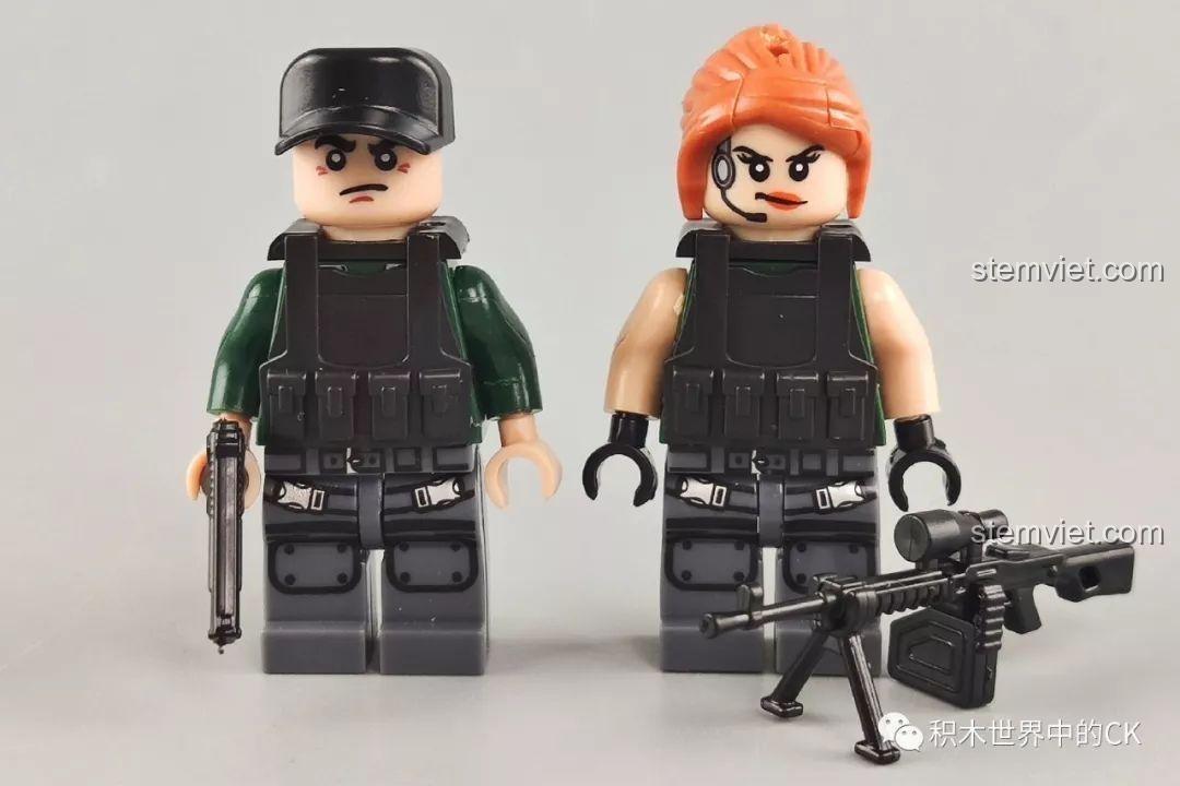 Hai minifigures cảnh sát đặc nhiệm trong bộ lắp ráp Winner 5105 Căn Cứ Dầu Mỏ, với trang phục và vũ khí chi tiết, sẵn sàng chiến đấu.