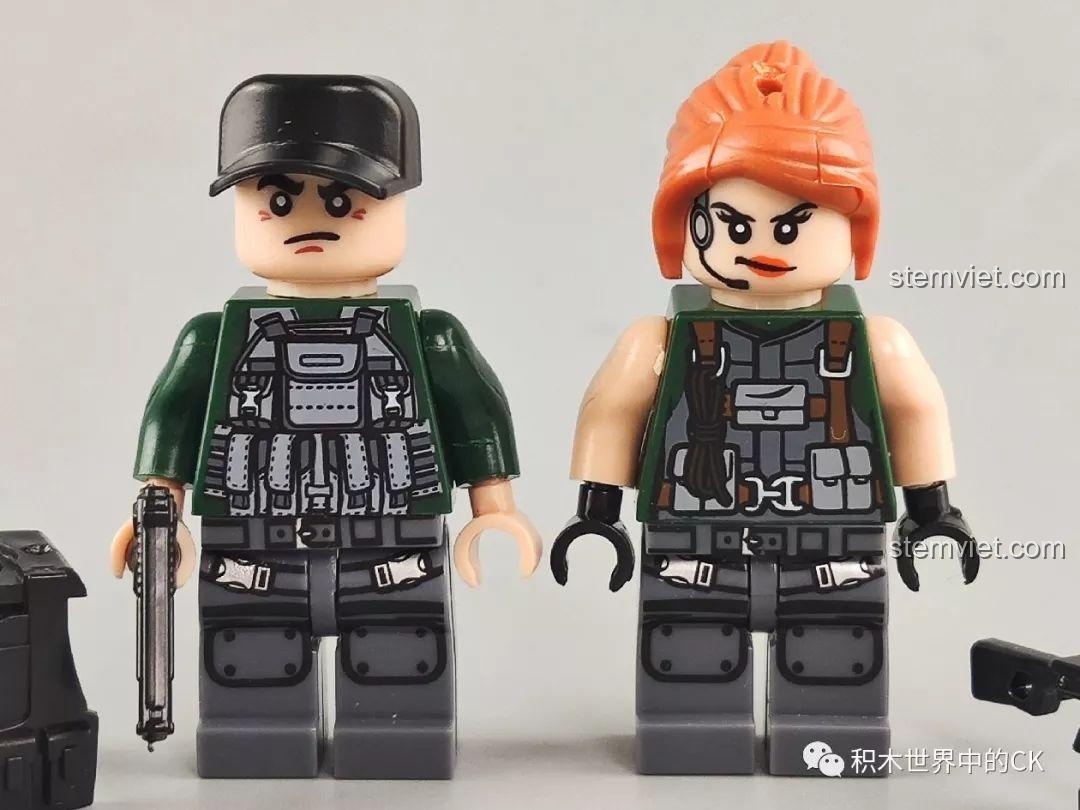 Cận cảnh chi tiết in ấn trên áo giáp của minifigures cảnh sát đặc nhiệm từ bộ Winner 5105 Căn Cứ Dầu Mỏ, thể hiện độ sắc nét.