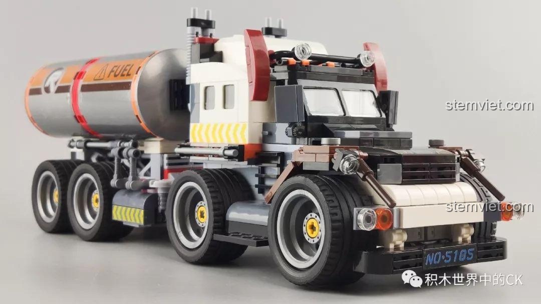 Minifigure cảnh sát đặc nhiệm nữ ngồi trong xe Jeep quân sự của bộ Winner 5105 Căn Cứ Dầu Mỏ, thể hiện khả năng tương tác của mô hình.