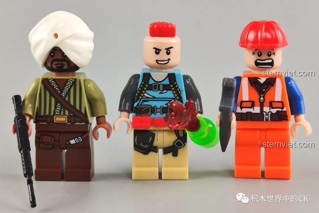 Ba minifigures đa dạng trong bộ lắp ráp Winner 5105 Căn Cứ Dầu Mỏ, bao gồm công nhân, lính đánh thuê và người dân, mỗi người có trang phục và phụ kiện riêng.