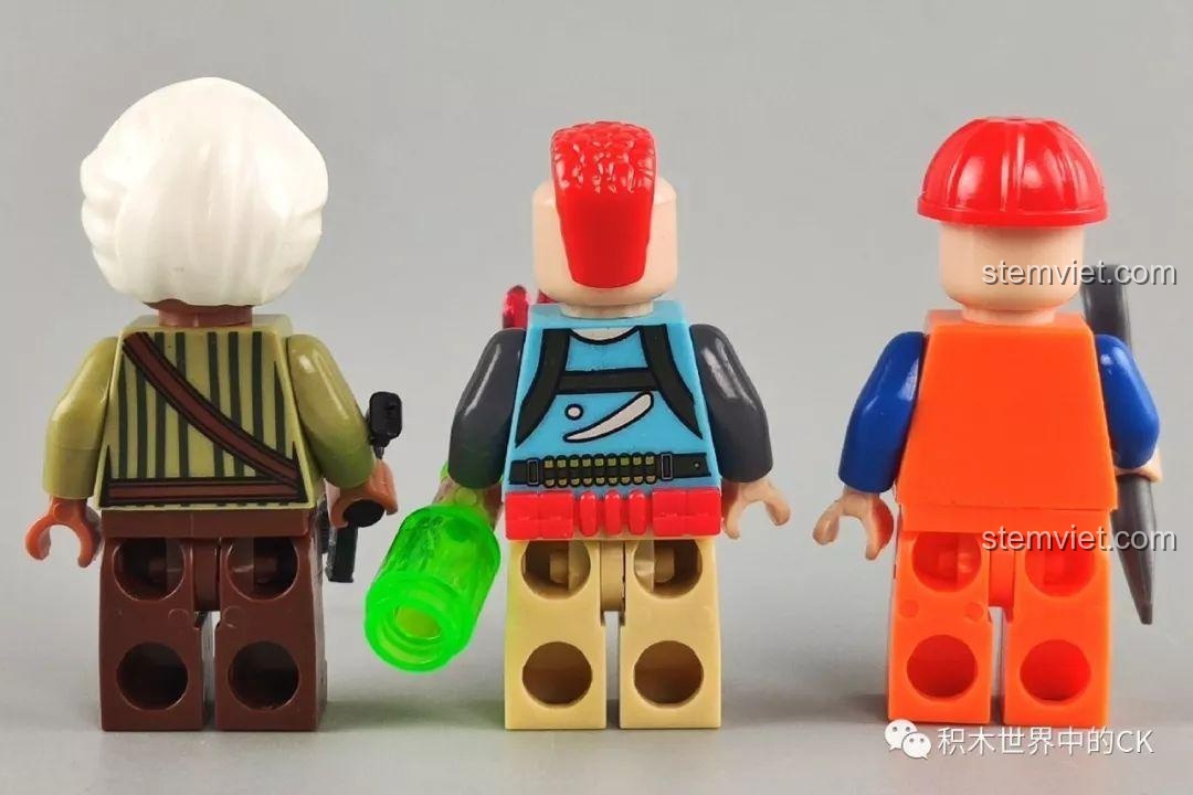 Mặt sau của ba minifigures từ bộ Winner 5105 Căn Cứ Dầu Mỏ, hiển thị chi tiết in ấn và thiết kế tổng thể của trang phục.