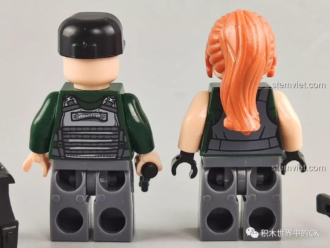 Mặt sau của hai minifigures cảnh sát đặc nhiệm trong bộ Winner 5105 Căn Cứ Dầu Mỏ, cho thấy chi tiết in ấn trên lưng áo giáp.