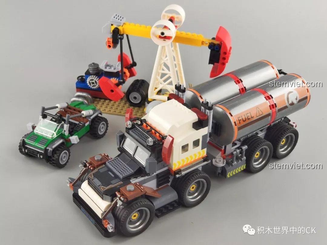 Toàn bộ mô hình bộ lắp ráp Winner 5105 Căn Cứ Dầu Mỏ đã hoàn thiện, bao gồm xe tải chở dầu, xe Jeep và trạm khai thác dầu, nhìn từ trên cao.