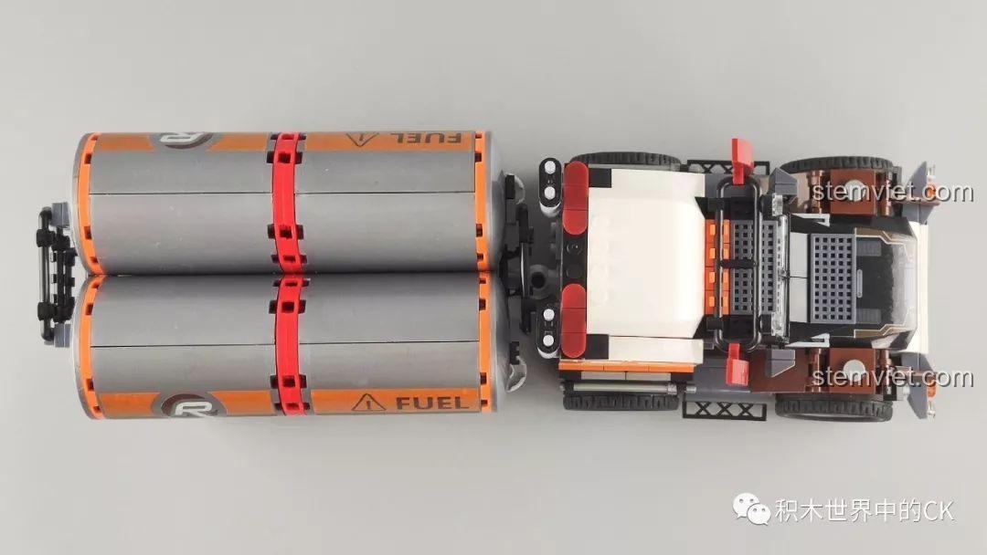 Toàn bộ mô hình bộ lắp ráp Winner 5105 Căn Cứ Dầu Mỏ đã hoàn thiện, bao gồm xe tải chở dầu, xe Jeep, trạm khai thác dầu và 8 minifigures, tạo nên một cảnh quan chơi sống động.