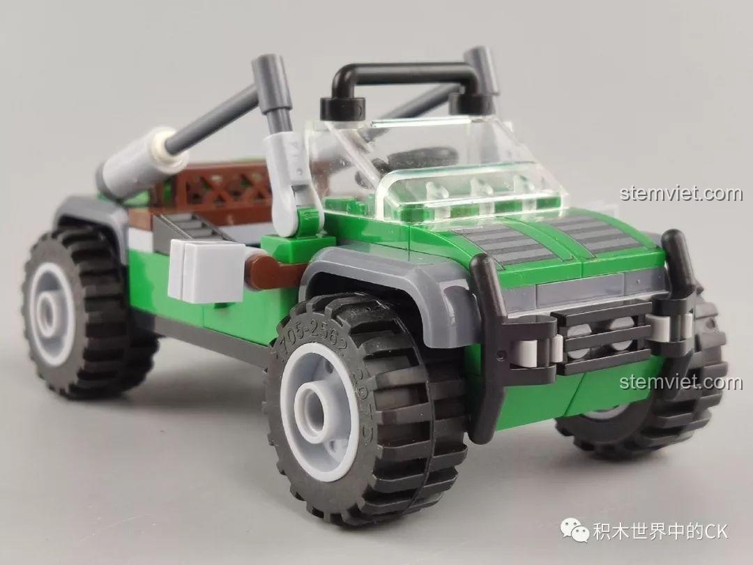 Mô hình trạm khai thác dầu đã lắp ráp hoàn chỉnh từ bộ Winner 5105 Căn Cứ Dầu Mỏ, với cần cẩu và các thùng chứa dầu.