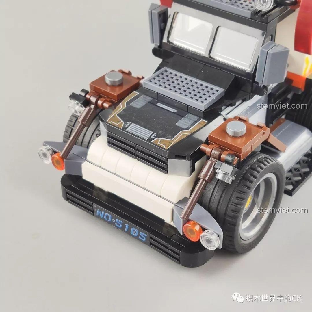 Cận cảnh chi tiết bánh răng và cơ chế hoạt động của mô hình trạm khai thác dầu từ bộ Winner 5105 Căn Cứ Dầu Mỏ, thể hiện sự phức tạp của thiết kế.