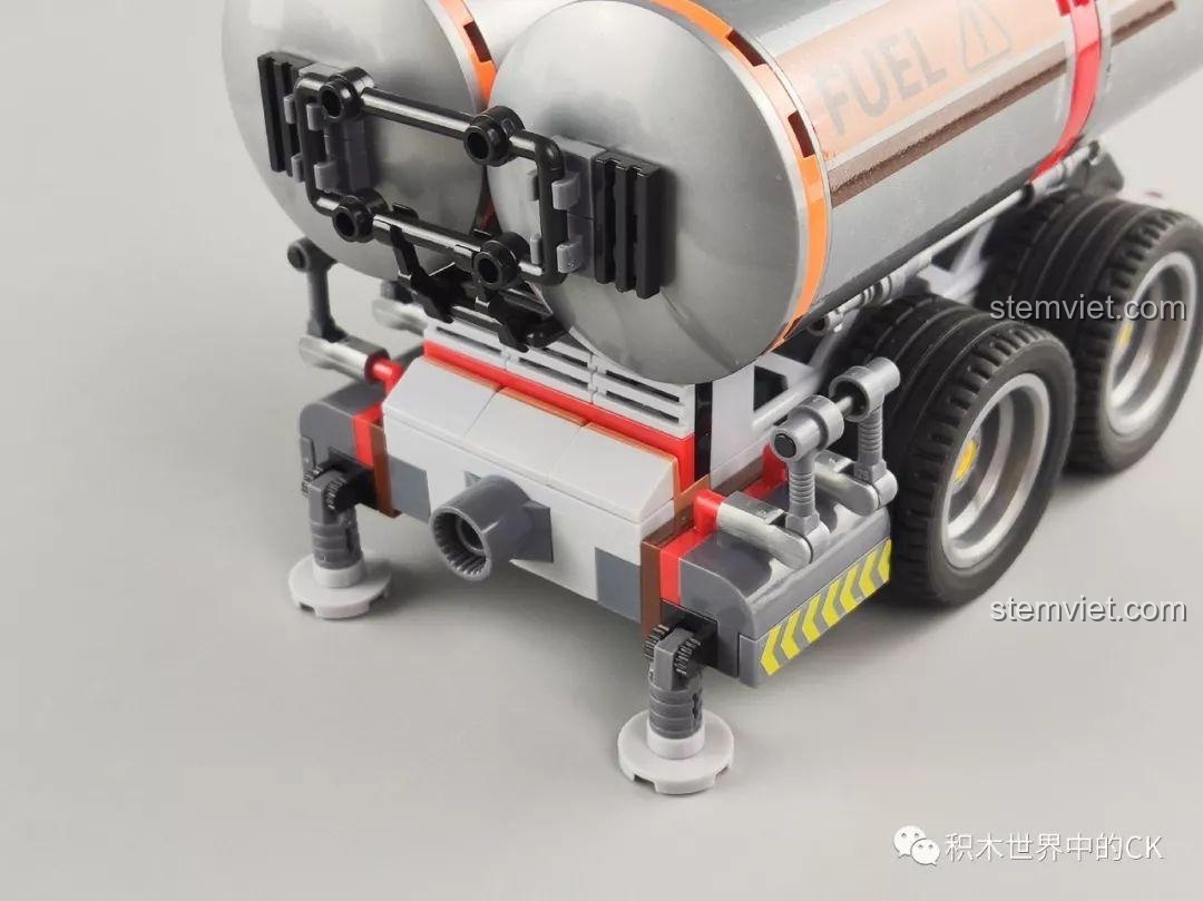 Cận cảnh chi tiết bánh răng và cơ chế hoạt động của mô hình trạm khai thác dầu từ bộ Winner 5105 Căn Cứ Dầu Mỏ, thể hiện sự phức tạp của thiết kế.