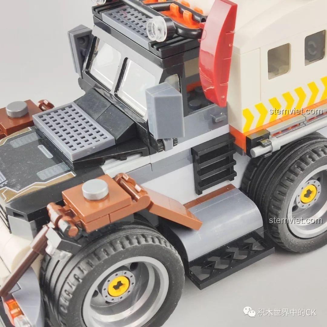 Cận cảnh chi tiết bánh răng và cơ chế hoạt động của mô hình trạm khai thác dầu từ bộ Winner 5105 Căn Cứ Dầu Mỏ, thể hiện sự phức tạp của thiết kế.