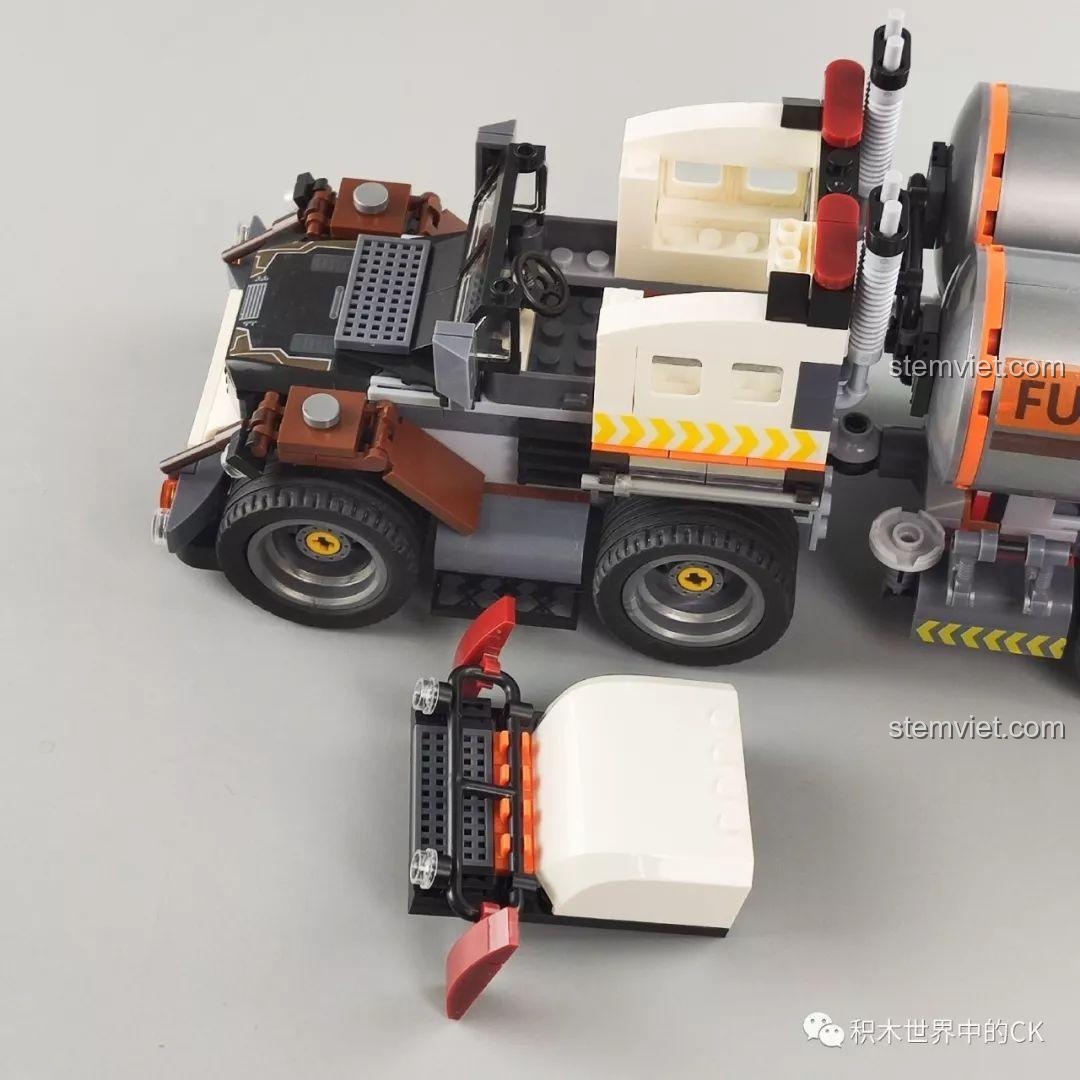 Cận cảnh chi tiết bánh răng và cơ chế hoạt động của mô hình trạm khai thác dầu từ bộ Winner 5105 Căn Cứ Dầu Mỏ, thể hiện sự phức tạp của thiết kế.