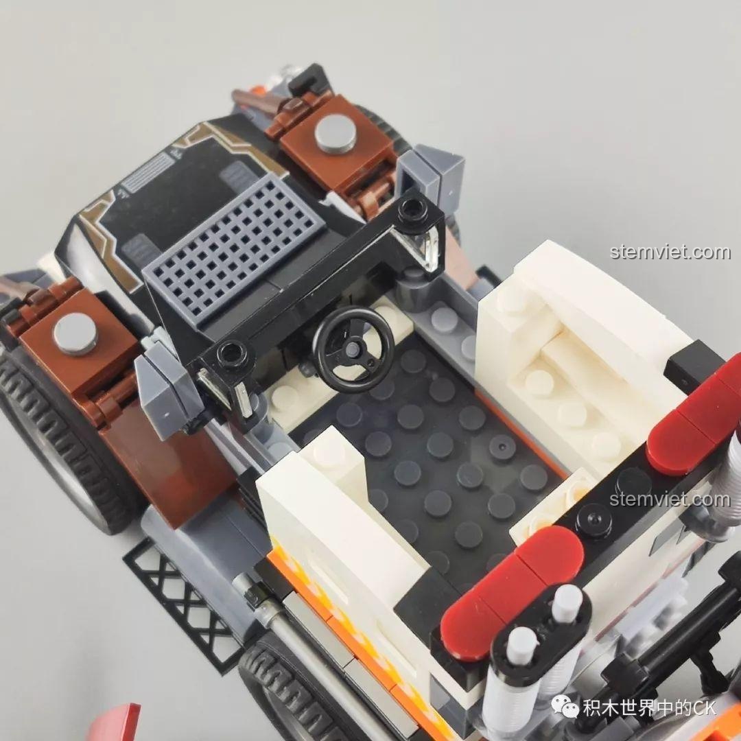 Cận cảnh chi tiết bánh răng và cơ chế hoạt động của mô hình trạm khai thác dầu từ bộ Winner 5105 Căn Cứ Dầu Mỏ, thể hiện sự phức tạp của thiết kế.