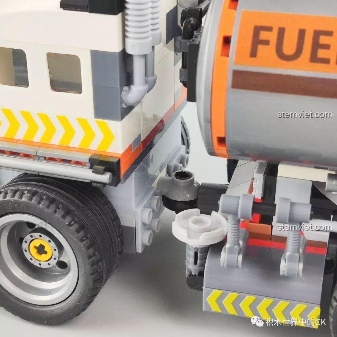 Cận cảnh chi tiết bánh răng và cơ chế hoạt động của mô hình trạm khai thác dầu từ bộ Winner 5105 Căn Cứ Dầu Mỏ, thể hiện sự phức tạp của thiết kế.