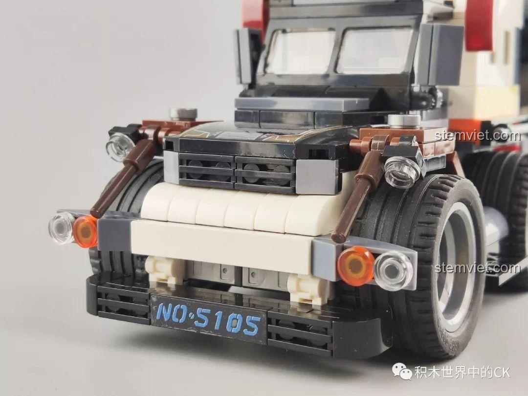 Cận cảnh chi tiết bánh răng và cơ chế hoạt động của mô hình trạm khai thác dầu từ bộ Winner 5105 Căn Cứ Dầu Mỏ, thể hiện sự phức tạp của thiết kế.