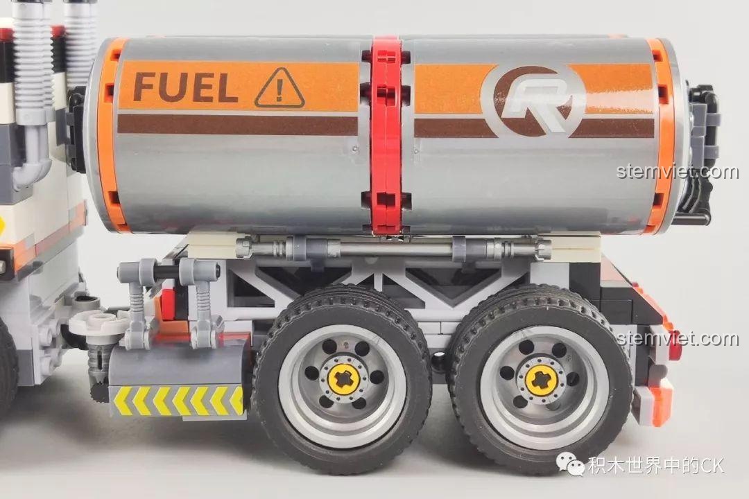 Cận cảnh chi tiết bánh răng và cơ chế hoạt động của mô hình trạm khai thác dầu từ bộ Winner 5105 Căn Cứ Dầu Mỏ, thể hiện sự phức tạp của thiết kế.