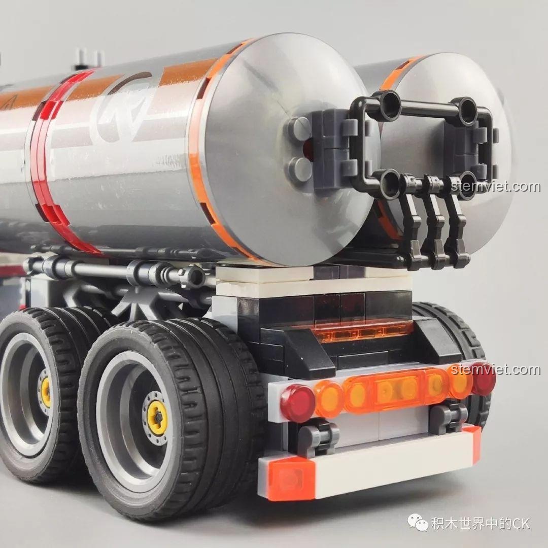 Cận cảnh chi tiết bánh răng và cơ chế hoạt động của mô hình trạm khai thác dầu từ bộ Winner 5105 Căn Cứ Dầu Mỏ, thể hiện sự phức tạp của thiết kế.