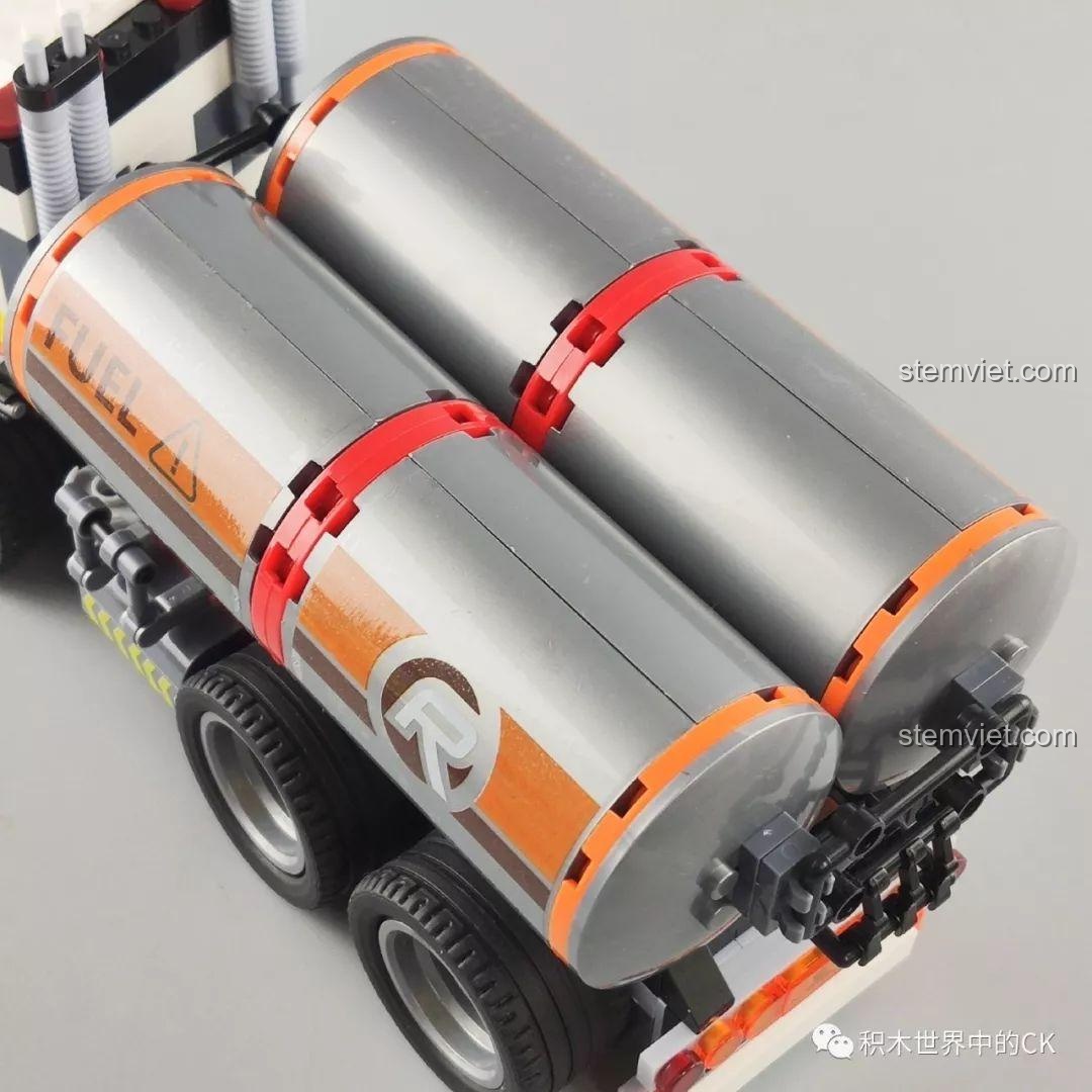 Cận cảnh chi tiết bánh răng và cơ chế hoạt động của mô hình trạm khai thác dầu từ bộ Winner 5105 Căn Cứ Dầu Mỏ, thể hiện sự phức tạp của thiết kế.