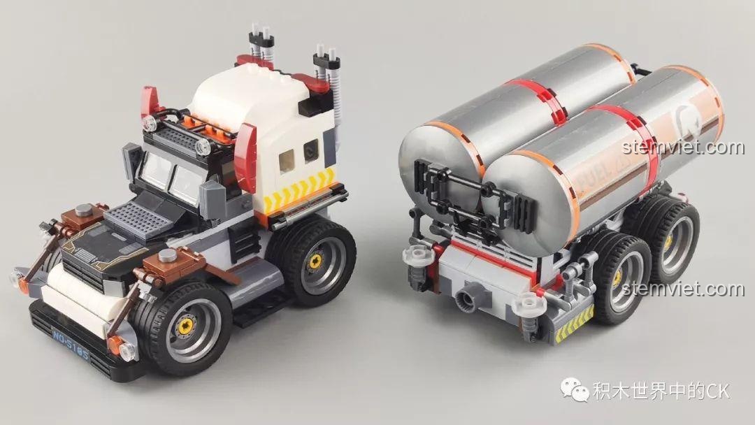 Cận cảnh chi tiết bánh răng và cơ chế hoạt động của mô hình trạm khai thác dầu từ bộ Winner 5105 Căn Cứ Dầu Mỏ, thể hiện sự phức tạp của thiết kế.