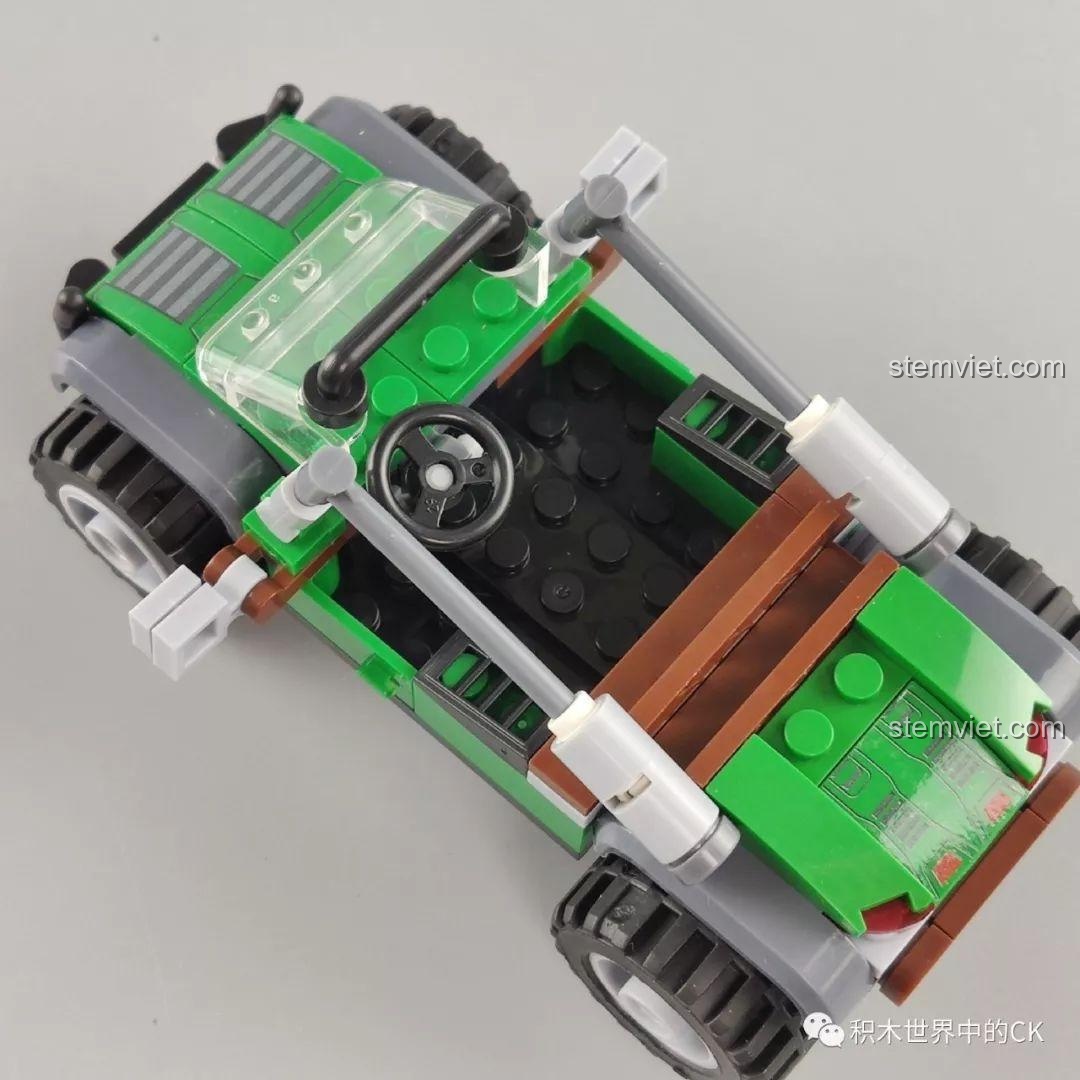 Cận cảnh cơ chế hoạt động của mô hình trạm khai thác dầu từ bộ Winner 5105 Căn Cứ Dầu Mỏ, với các bánh răng và cần cẩu có thể di chuyển.