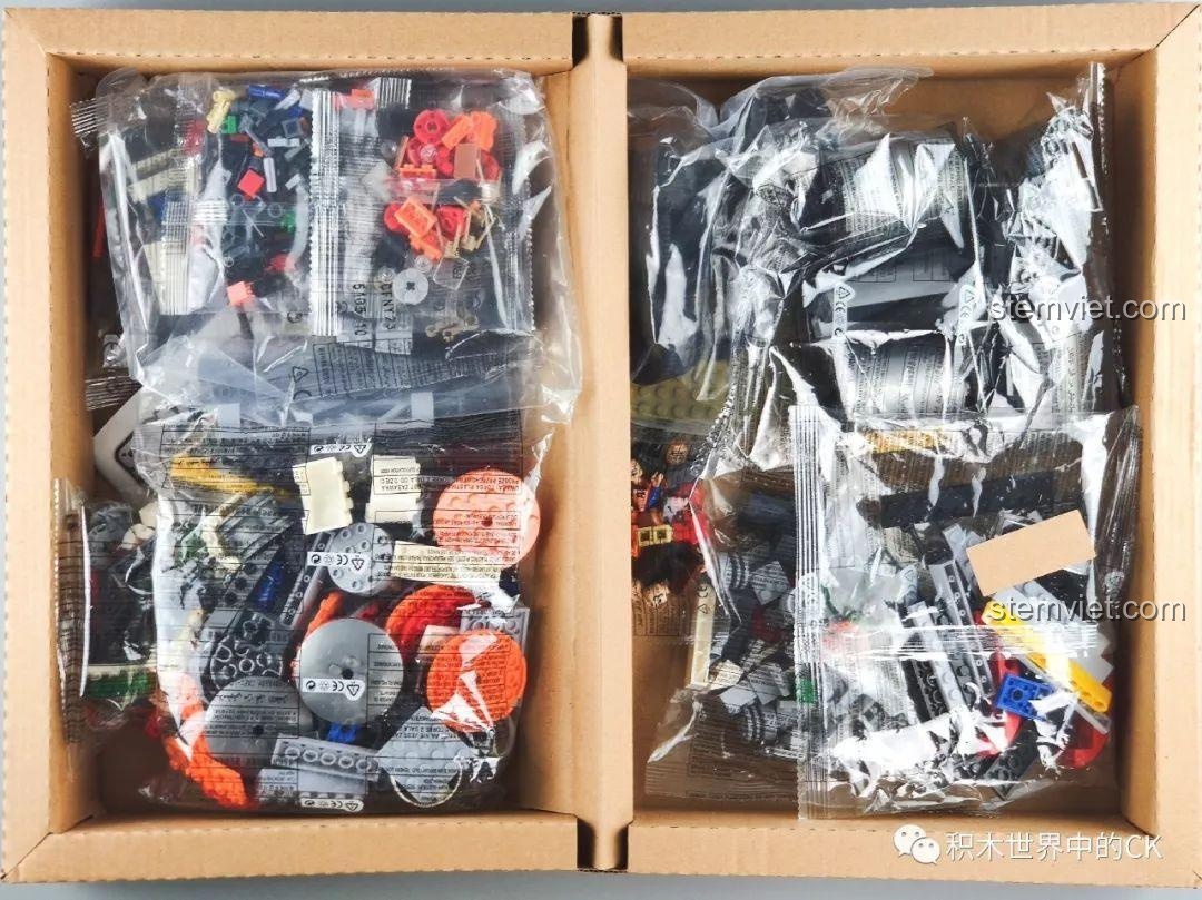 Các túi mảnh ghép của bộ lắp ráp Winner 5105 Căn Cứ Dầu Mỏ được sắp xếp gọn gàng trong hộp, sẵn sàng cho việc lắp ráp.