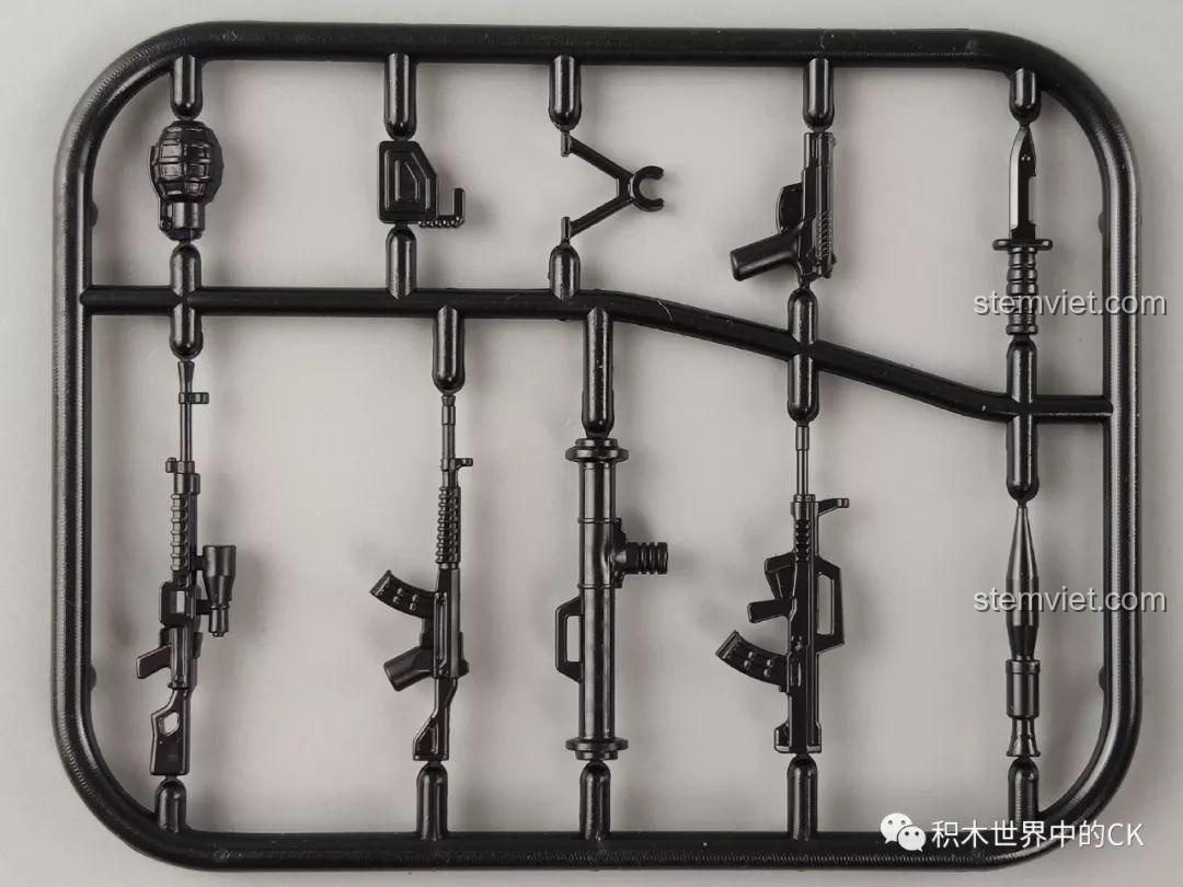 Vỉ chứa các loại vũ khí và phụ kiện nhỏ cho minifigures trong bộ lắp ráp Winner 5105 Căn Cứ Dầu Mỏ, bao gồm súng, lựu đạn.