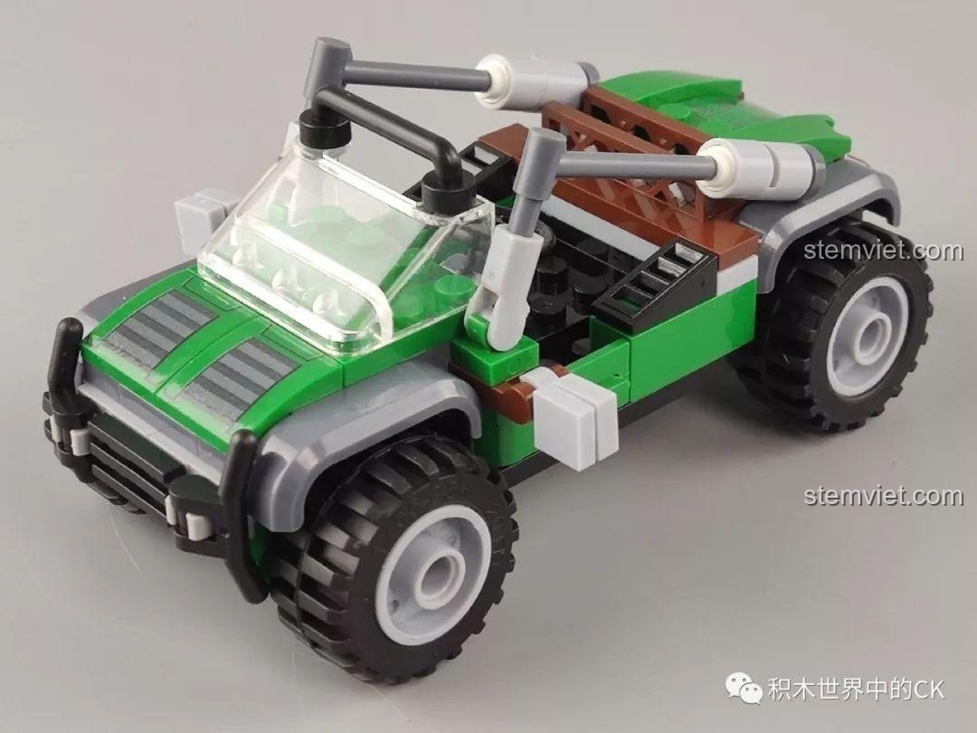 Mô hình xe Jeep quân sự đã lắp ráp hoàn chỉnh từ bộ Winner 5105 Căn Cứ Dầu Mỏ, với màu xanh lá đặc trưng và thiết kế mạnh mẽ.