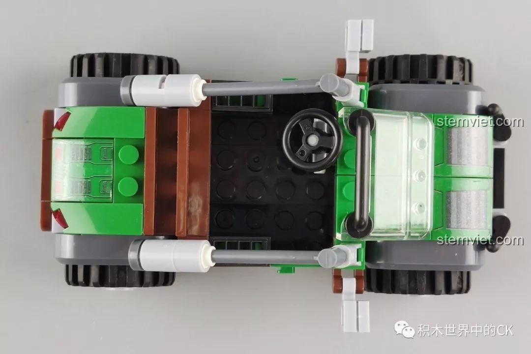 Góc nhìn từ dưới lên mô hình xe Jeep quân sự đã lắp ráp từ bộ Winner 5105 Căn Cứ Dầu Mỏ, cho thấy cấu trúc khung gầm và độ chắc chắn.