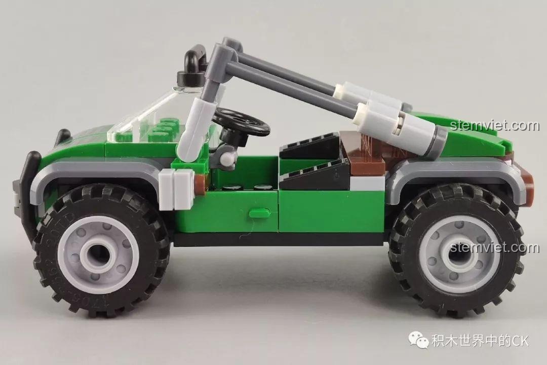 Góc nhìn bên hông của mô hình xe Jeep quân sự từ bộ Winner 5105 Căn Cứ Dầu Mỏ, thể hiện thiết kế khung gầm và bánh xe lớn.